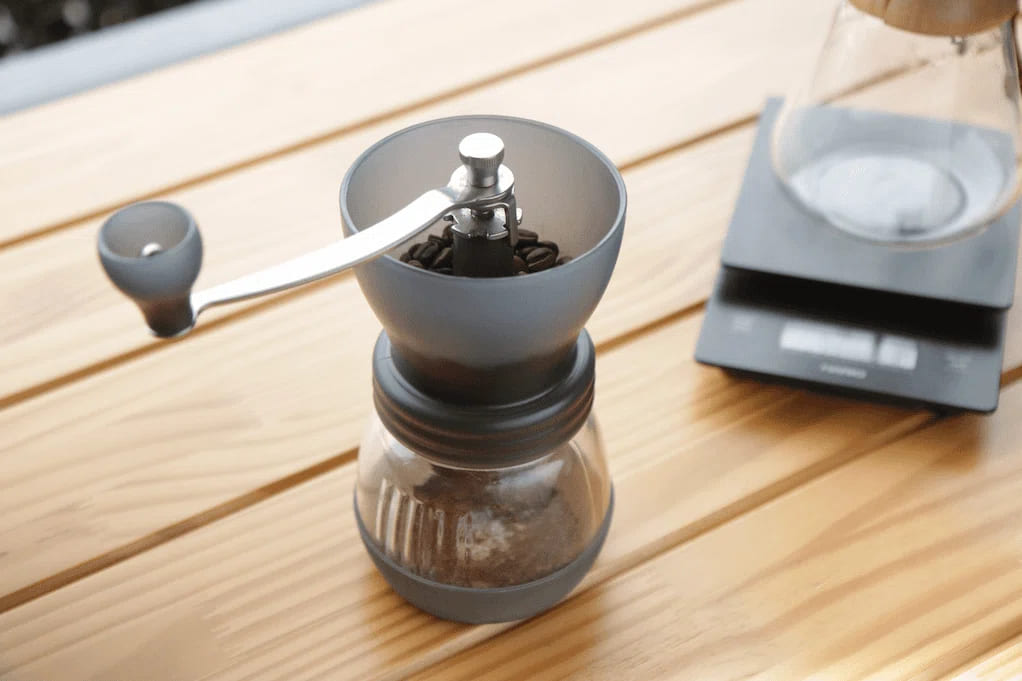 moedor-de-café-manual-em-uso